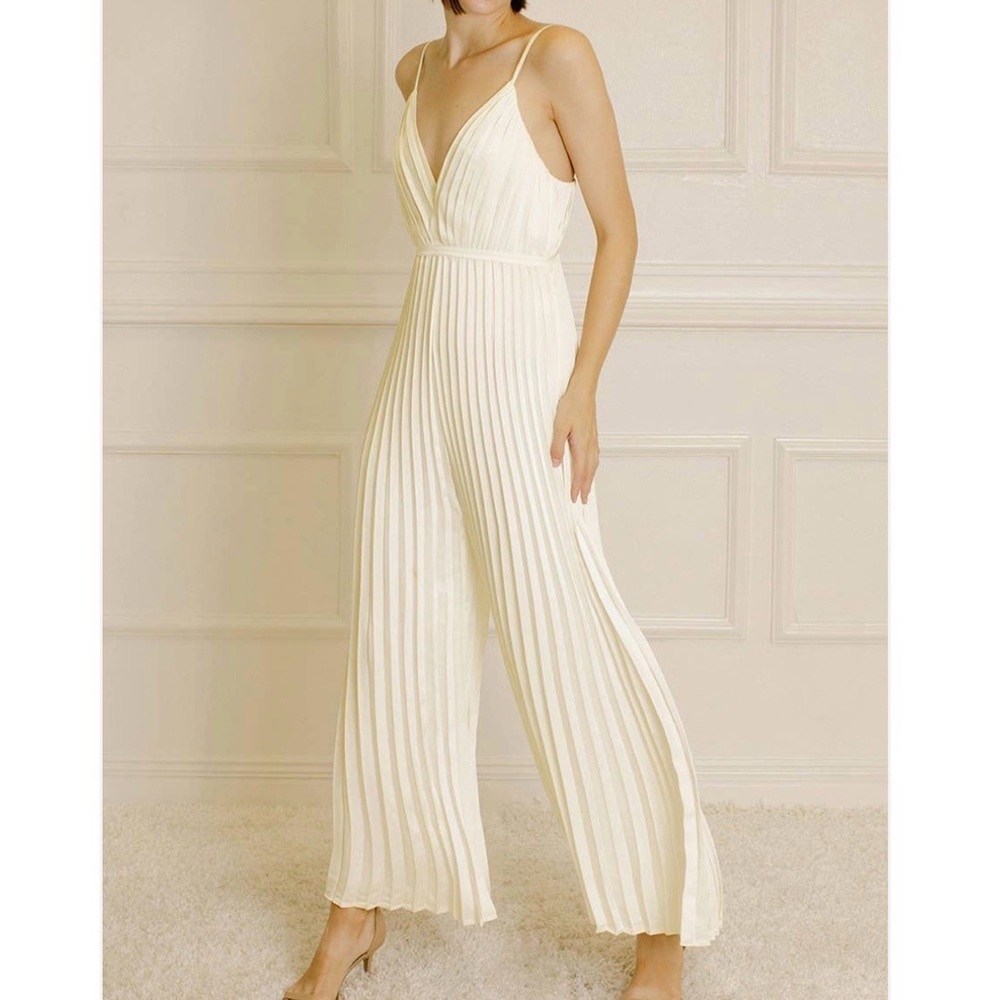 Storia Ivory Satin Pleated Jumpsuit Wide Leg Spaghetti Strap V Neck Size S Party